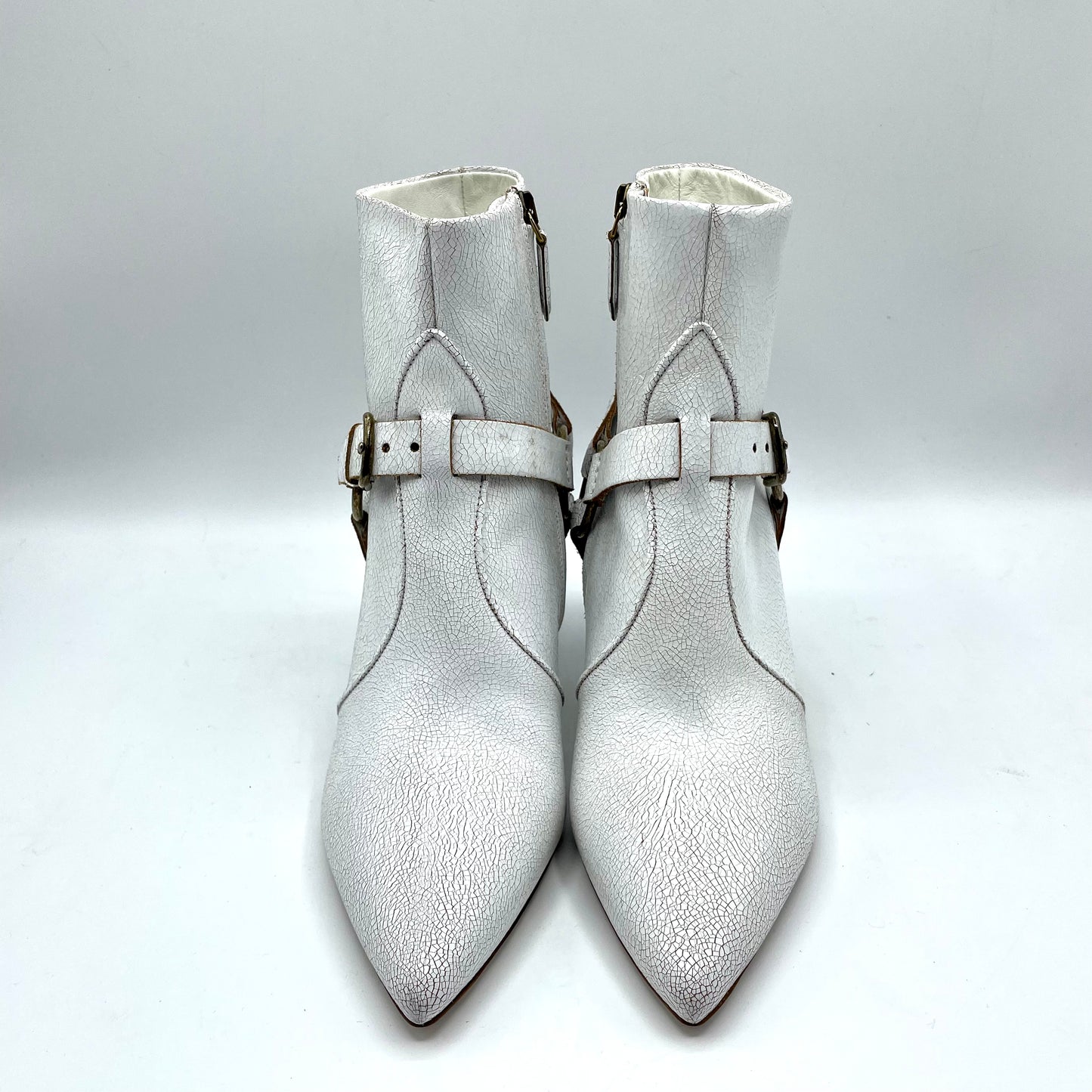 Miu Miu cavalca il trend dei texani con questo modello alla caviglia con silhouette appuntita, lacci con fibbia rimovibile e chiusura con cerniera laterale. La pelle con effetto crackle (crepato) è proposta in colore bianco per facili abbinamenti in tutte le stagioni. Le condizioni sono pari al nuovo, il tutto come specificato nelle foto. Numero 37 e mezzo Tacco 8 cm Corredato di dustbag Condizioni: Pari al nuovo Pure Luxury seleziona solamente prodotti originali, verificati e autenticati da personale espe