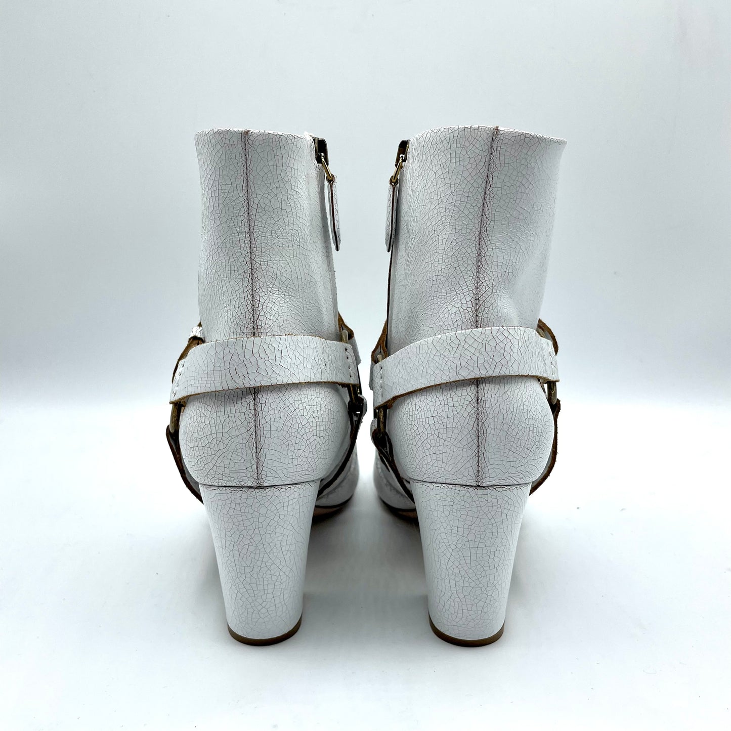 Miu Miu cavalca il trend dei texani con questo modello alla caviglia con silhouette appuntita, lacci con fibbia rimovibile e chiusura con cerniera laterale. La pelle con effetto crackle (crepato) è proposta in colore bianco per facili abbinamenti in tutte le stagioni. Le condizioni sono pari al nuovo, il tutto come specificato nelle foto. Numero 37 e mezzo Tacco 8 cm Corredato di dustbag Condizioni: Pari al nuovo Pure Luxury seleziona solamente prodotti originali, verificati e autenticati da personale espe