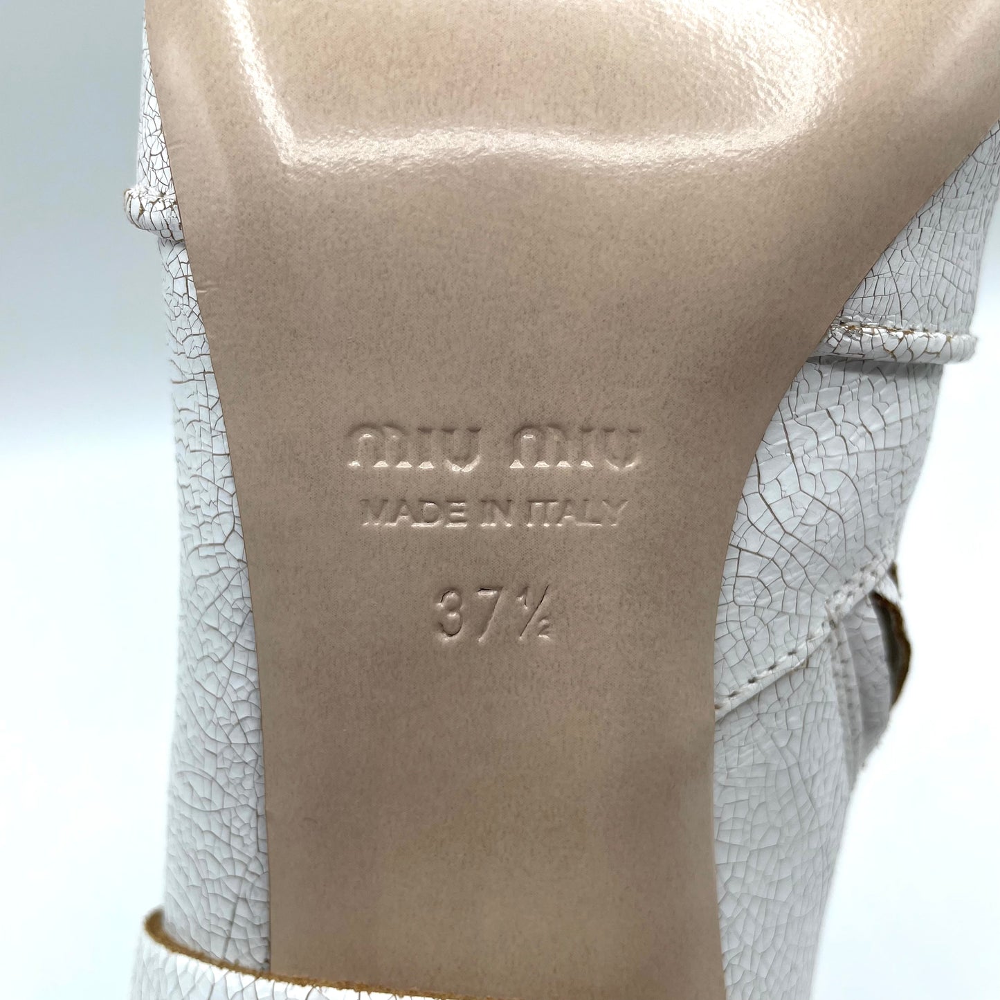 Miu Miu cavalca il trend dei texani con questo modello alla caviglia con silhouette appuntita, lacci con fibbia rimovibile e chiusura con cerniera laterale. La pelle con effetto crackle (crepato) è proposta in colore bianco per facili abbinamenti in tutte le stagioni. Le condizioni sono pari al nuovo, il tutto come specificato nelle foto. Numero 37 e mezzo Tacco 8 cm Corredato di dustbag Condizioni: Pari al nuovo Pure Luxury seleziona solamente prodotti originali, verificati e autenticati da personale espe