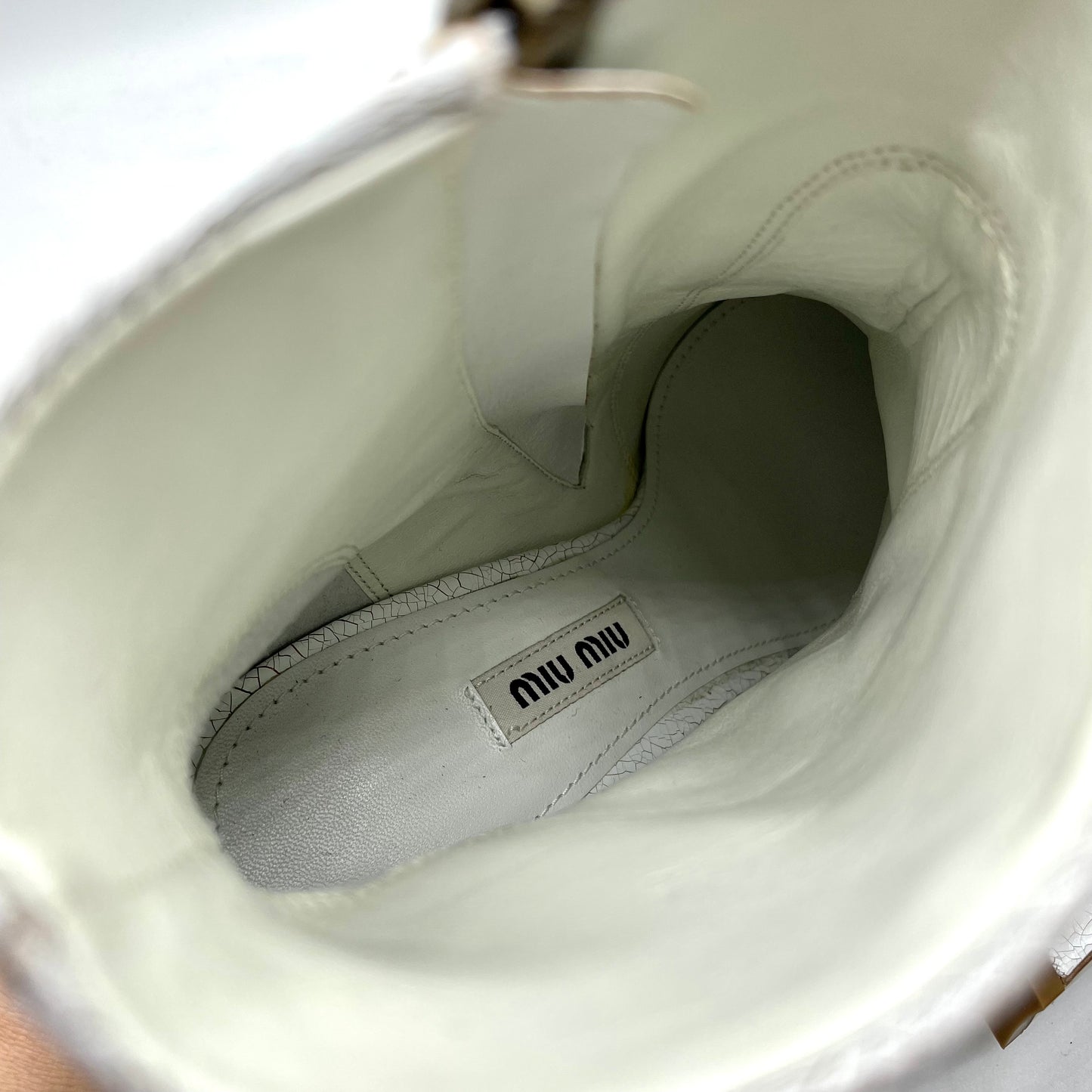 Miu Miu cavalca il trend dei texani con questo modello alla caviglia con silhouette appuntita, lacci con fibbia rimovibile e chiusura con cerniera laterale. La pelle con effetto crackle (crepato) è proposta in colore bianco per facili abbinamenti in tutte le stagioni. Le condizioni sono pari al nuovo, il tutto come specificato nelle foto. Numero 37 e mezzo Tacco 8 cm Corredato di dustbag Condizioni: Pari al nuovo Pure Luxury seleziona solamente prodotti originali, verificati e autenticati da personale espe