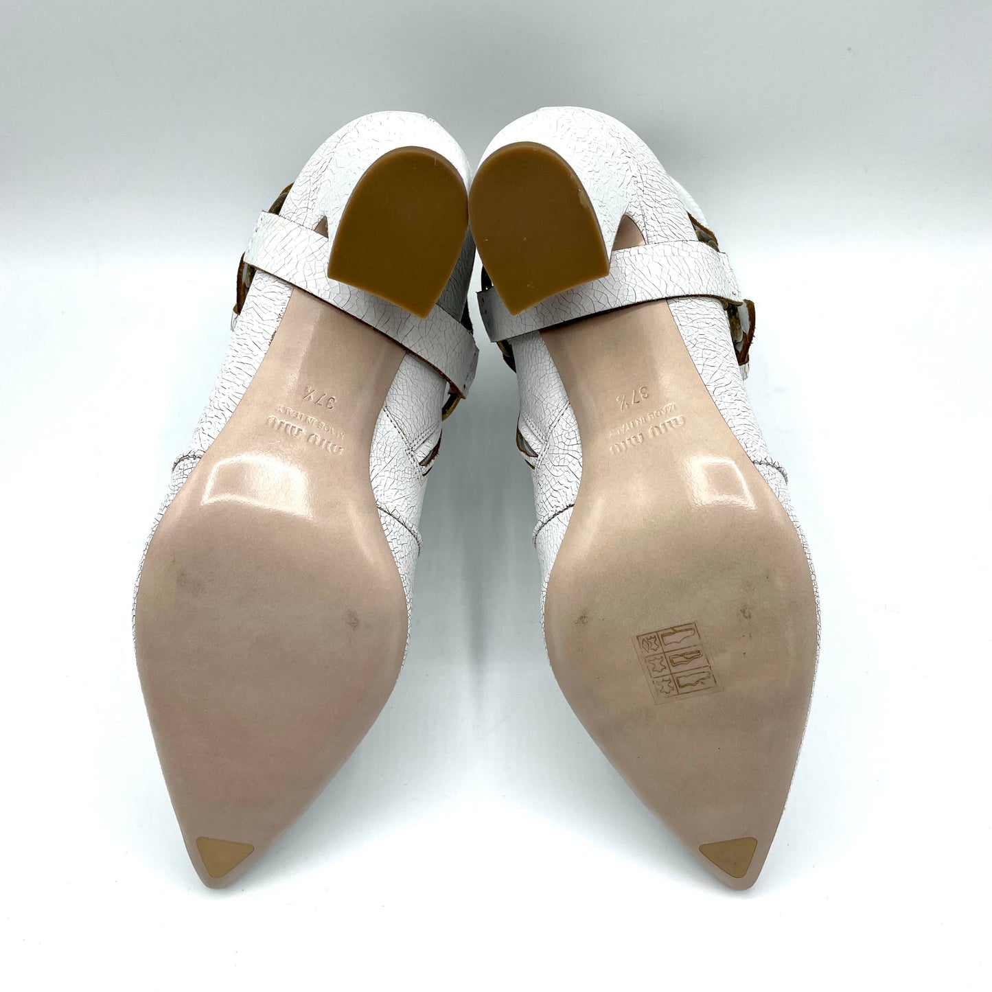 Miu Miu cavalca il trend dei texani con questo modello alla caviglia con silhouette appuntita, lacci con fibbia rimovibile e chiusura con cerniera laterale. La pelle con effetto crackle (crepato) è proposta in colore bianco per facili abbinamenti in tutte le stagioni. Le condizioni sono pari al nuovo, il tutto come specificato nelle foto. Numero 37 e mezzo Tacco 8 cm Corredato di dustbag Condizioni: Pari al nuovo Pure Luxury seleziona solamente prodotti originali, verificati e autenticati da personale espe